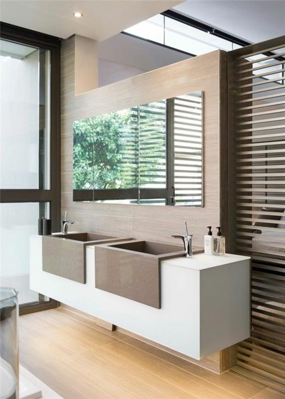 smėlio spalvos vonios kambarys-modelis-itališkas-vonios kambarys-šviesios medinės grindys