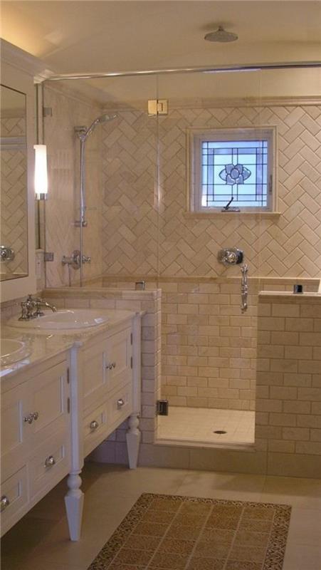 smėlio spalvos vintažinio stiliaus smėlio spalvos metro plytelės-vonios kambarys