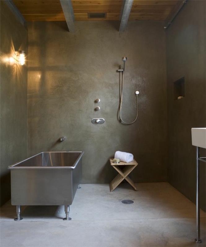 Metal küvetli modern beton banyoda cilalı beton banyo zemini ve duşakabin duvarı