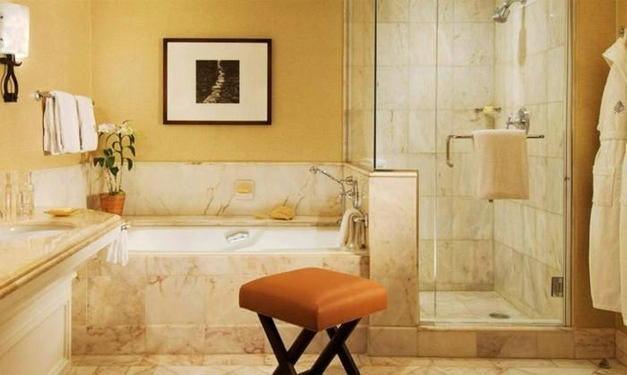 smėlio spalvos-baltas-vonios kambarys-marmuras-efektas-plytelės-smėlio spalvos vonios kambariui