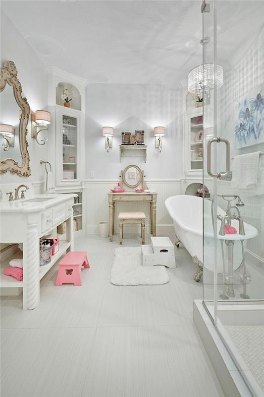 pembe desenli tamamen beyaz banyo, oval küvet, krom musluk, beyaz halı, antika konsol masası, barok ayna, pembe duvar lambaları
