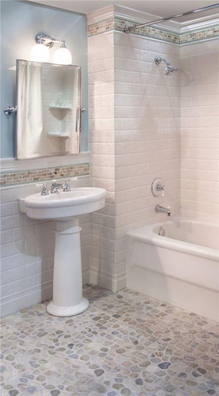 bela-kopalnica-z-mozaikom-ploščice-mozaik-kopalnica-prodnate ploščice-kopalnica