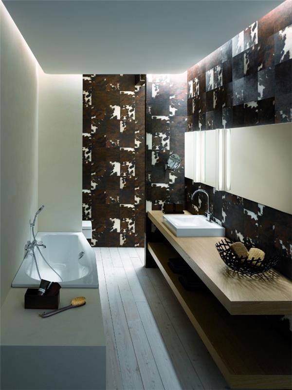 kopalnica z grafično ploščico v črni, rjavi in ​​beli barvi, kopalniško pohištvo iz lesa, majhna vgradna kad