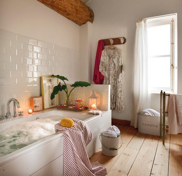baltas vonios kambarys su medinėmis grindimis senovinės grindys skaidrios užuolaidos medinės lubų žvakės žibintas