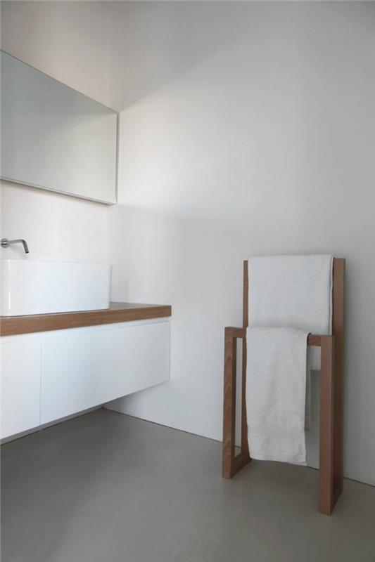 modeli za belo kopalnico-moderno oblikovanje-brisače-v-svetlem lesu-najlepši modeli
