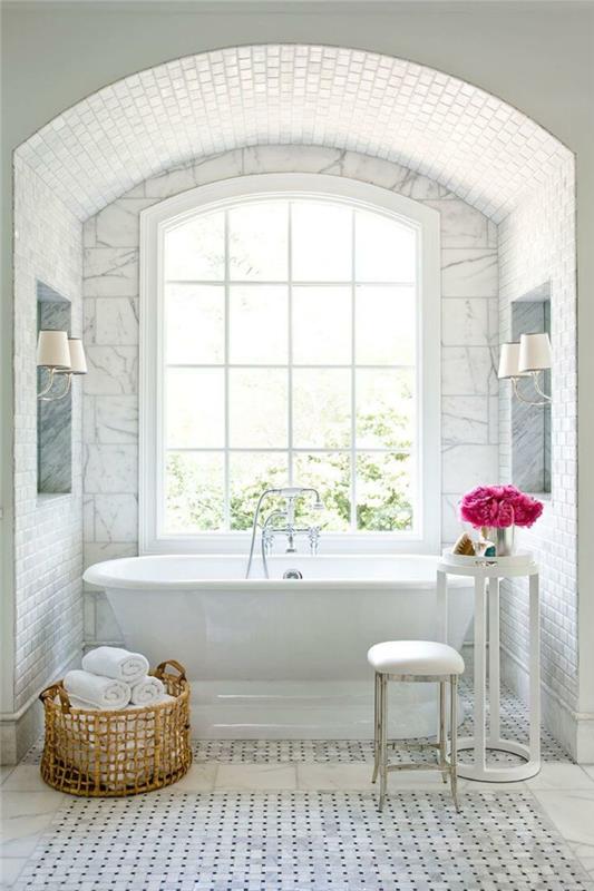 beyaz banyo, dokuma sepet, küçük tabure, yüksek yuvarlak masa, pembe çiçek buketi, kemerli veranda kapısı, eski fayans