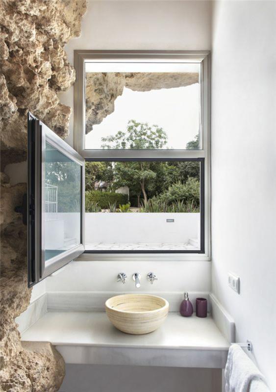 banyo 5m2, beyaz banyo, fildişi renginde küçük lavabo, kayayı taklit eden taş malzeme ile kaplı duvarlar