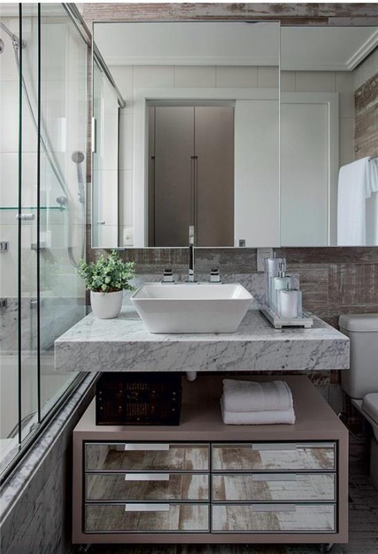 ideje za kopalnico, modeli kopalnic, kopalniški pinterest, stenska omarica za umivalnik, črna rebra v obliki belega marmorja, velika ogledala