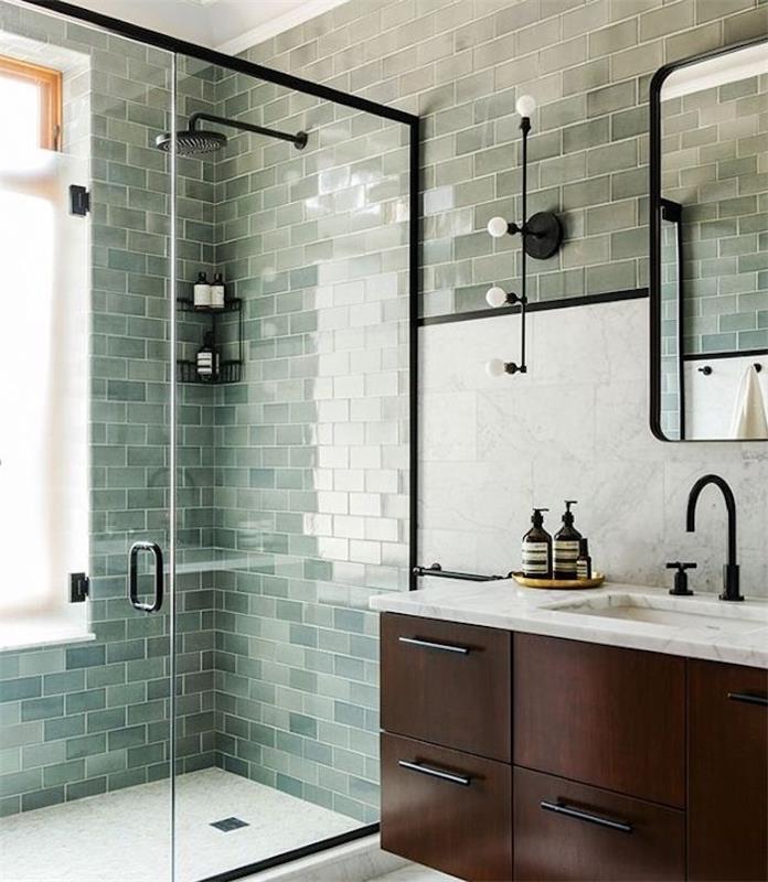 kopalnica celadon modra, vodno zelena senca, tuš kabina s steklenimi vrati, rjava lesena kopalniška omara, pravokotno ogledalo