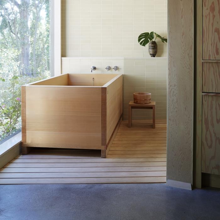 Japoniškos medinės vonios modelis, sumontuotas ant šviesaus medžio kilimo, „Zen“ stiliaus vonios kambario apdaila su augalais ir medžiu