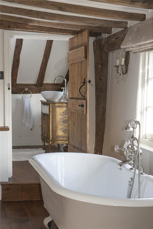 medinis ir baltas vonios kambario išdėstymas po lubomis apnuogintos medinės sijos tamsios medienos grindys