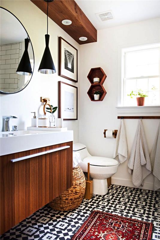 6m2 lesena in bela kopalnica s keramičnimi ploščicami, majhna kopalnica v skandinavskem starinskem duhu z visečo omarico