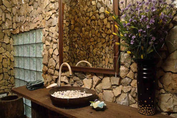 medžio ir akmens vonios medinių baldų vazos gėlės kaip apdaila