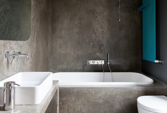 Küvet çerçeveli ve çimento lavabo destekli, tamamı mumlu betondan monoblok banyo