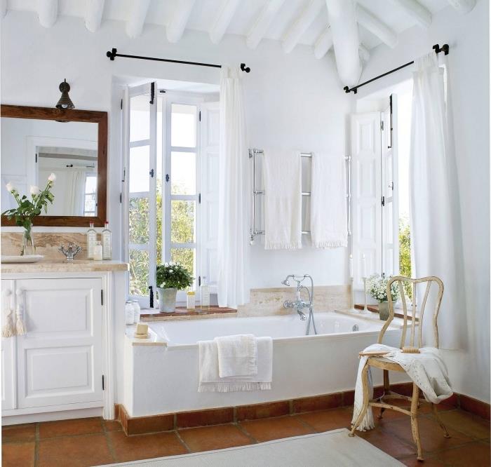 šalies prašmatnus vonios kambarys baltos medinės lubų sijos terakotos plytelės veidrodis žalia žalia tamsi mediena