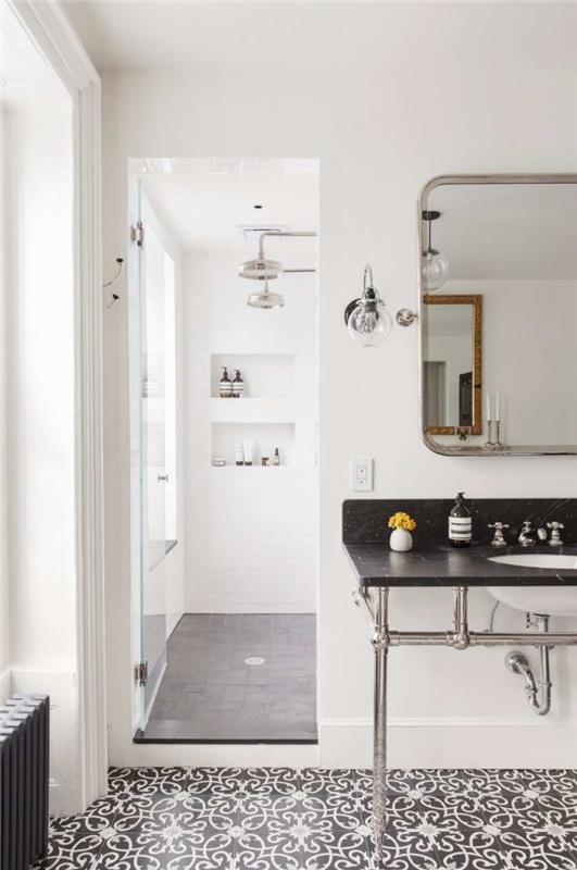 senovinio stiliaus vonios kambarys su juodos ir baltos spalvos rašto cemento plytelėmis atrodančiomis plytelėmis