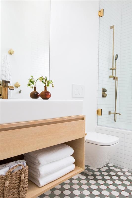cemento plytelės atrodo ant šio modernaus medinio ir balto vonios kambario su baltu metro plytelėmis dušu