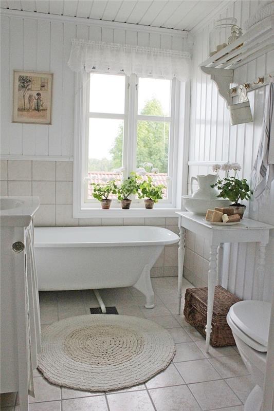 šiltas vonios kambarys vintage apdaila mediniai baldai laisvai stovinti vonia žalia augalai