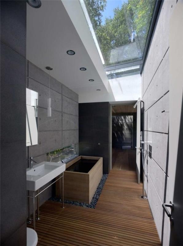 elegantna-kopalnica-leseno-strop-strop-z-velux-strešno okno-kako izbrati-strešno steklo