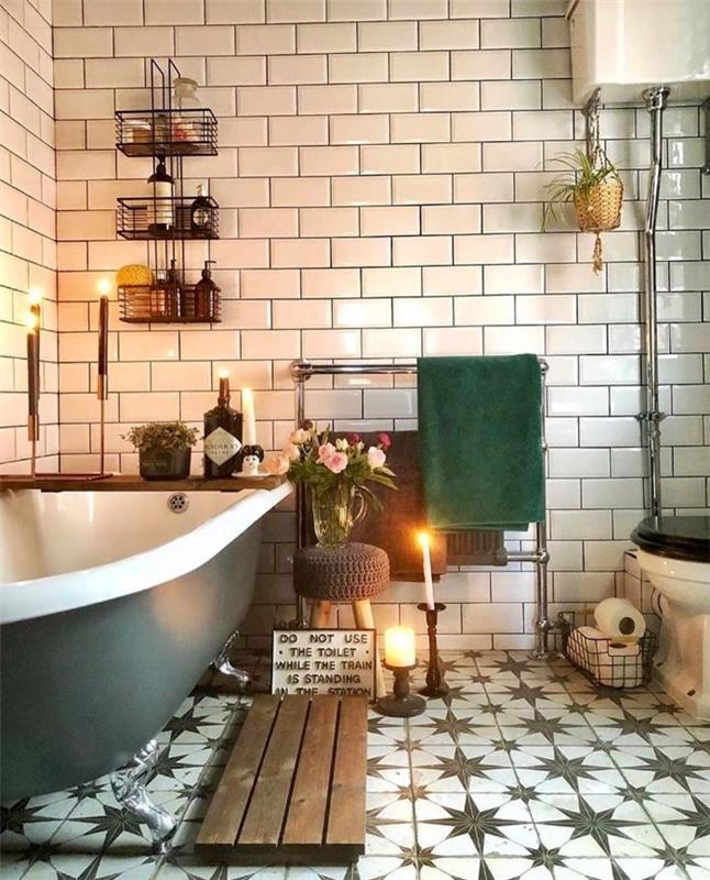 kokonuojantis vonios kambarys su baltomis metro plytelėmis senos pilkos vonios dekoratyvinės žvakės pramoninės lentynos