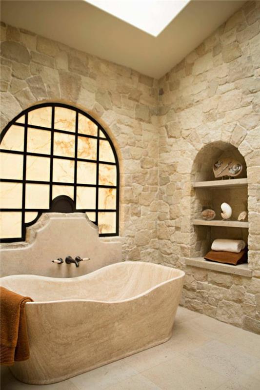 kokonuojantis vonios kambarys, akmens sienų danga, sienų nišos, balta vonia