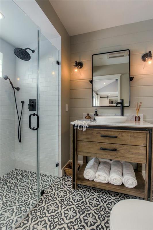 kokonuojantis vonios kambarys, baltos medienos sienų dailylentės, baltos plytelės dušo kabinoje