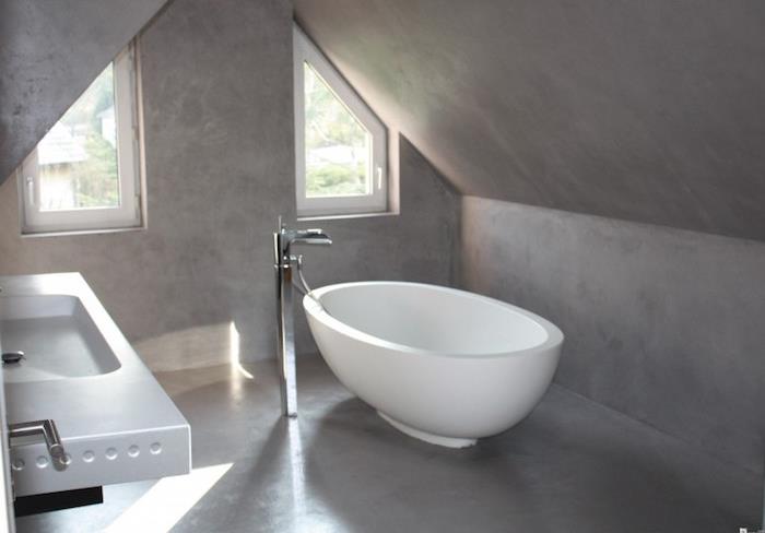 Oval bağımsız küvet ile beton kaplı çatı katı banyosu