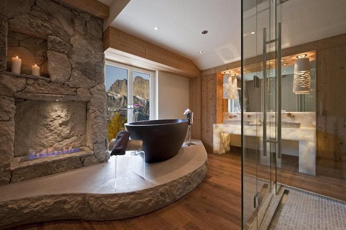 prabangus vonios kambarys su židiniu ir žvakėmis akmens vonia medinės grindys