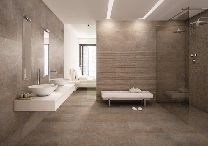 prabangus vonios kambarys su smėlio ir baltos spalvos dvigubo plytelių kriaukle ir dušu ant grindų
