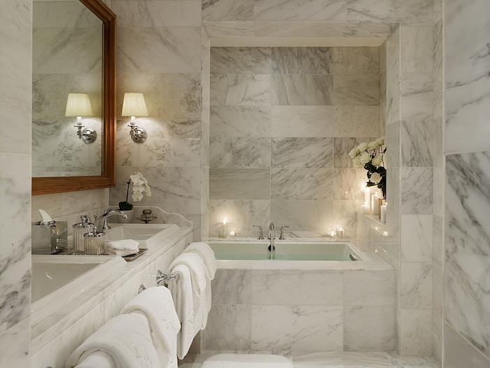 prabangus vonios kambarys iš balto marmuro Zen dekoro ir elegantiškas medinis veidrodis