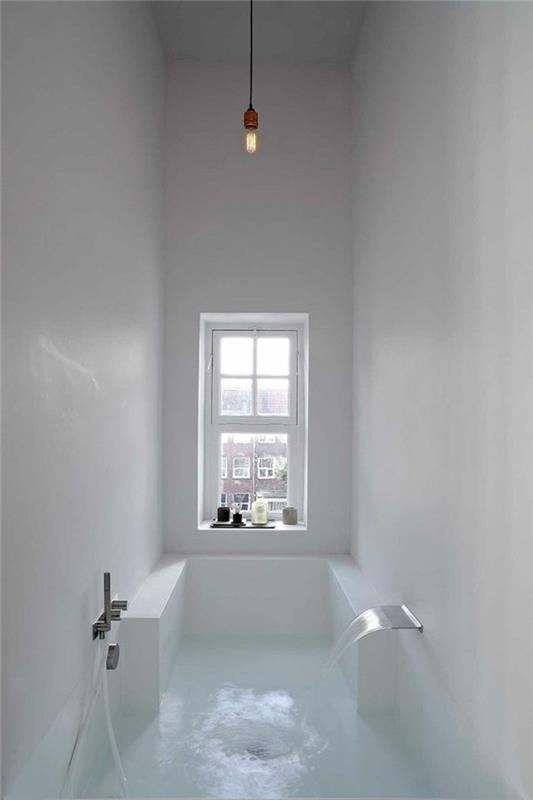 prabangus dizainerio vonios kambarys-baltas vonios kambarys su didele vonia