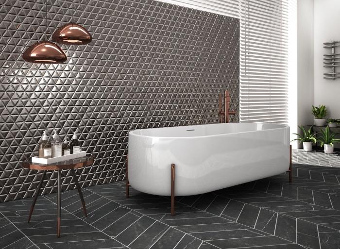 metalik gri duvar kaplaması ve bakır lambalar ile lüks ve modern banyoda dekoratif model