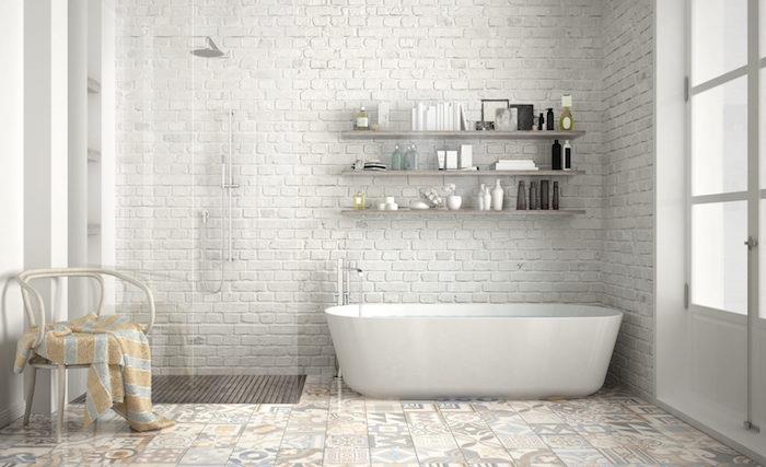 bela skandinavska kopalnica z belo opečno steno, okrašeno z ovalno kadjo in italijansko prho