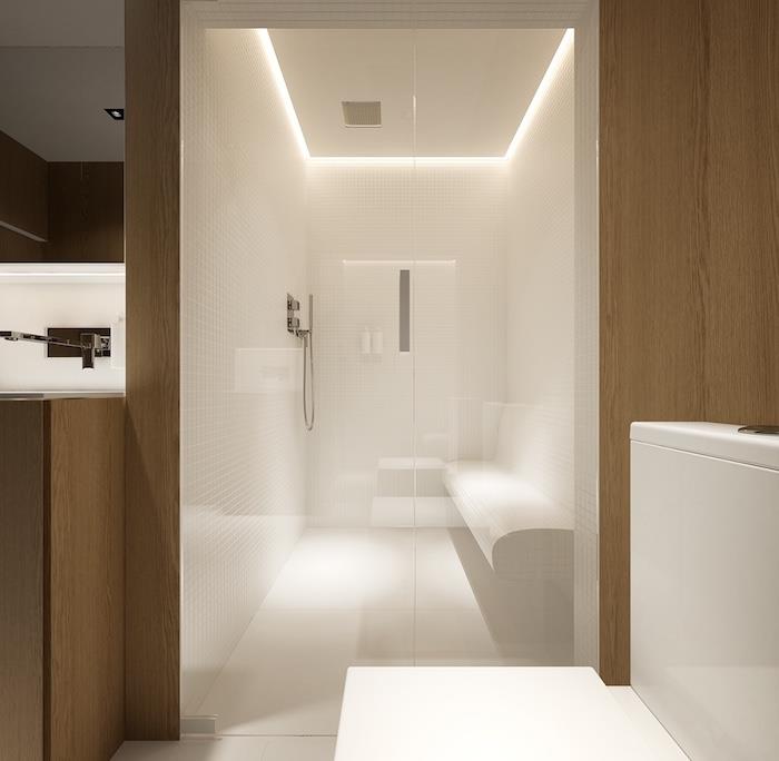 postavitev kopalnice s prostorom za savno s klopjo in italijanskim oblikovalskim tušem v lesu in sijočimi belimi stenami