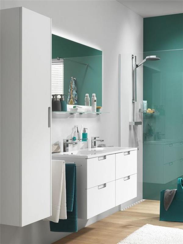 kopalnica-dvojno-belo-modro-svetlo-leseno-tla-stensko ogledalo