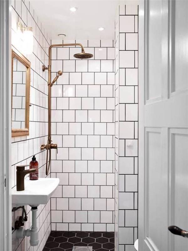 majhna kopalnica s kabino za prhanje, popločan v belem skandinavskem slogu z zlatimi elementi in črnimi keramičnimi tlemi