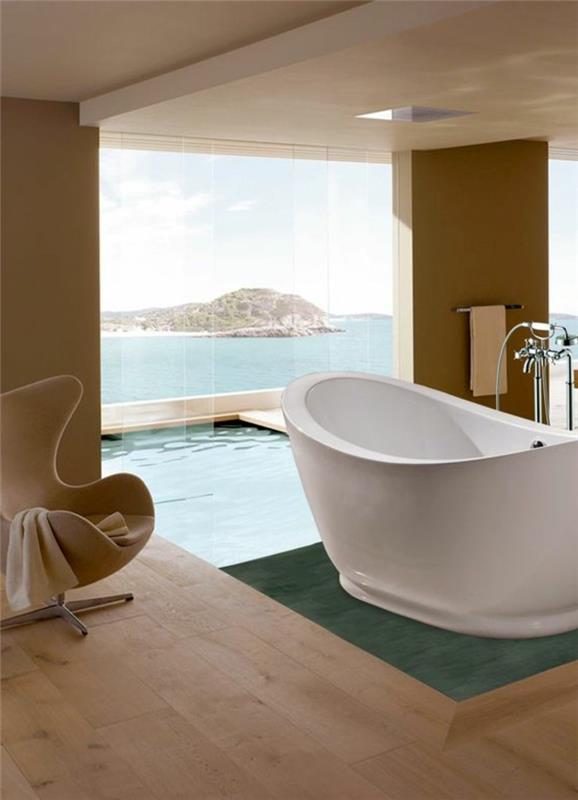 vonios kambarys šviesioje medienoje ir puikus vaizdas į jūros baltą vonią