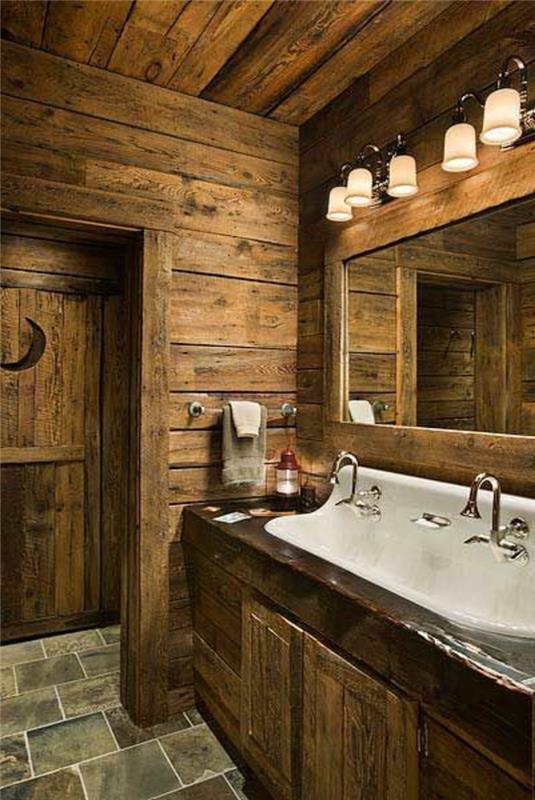 kopalnica-iz-masivnega lesa-popločana-kmečka-kopalnica-