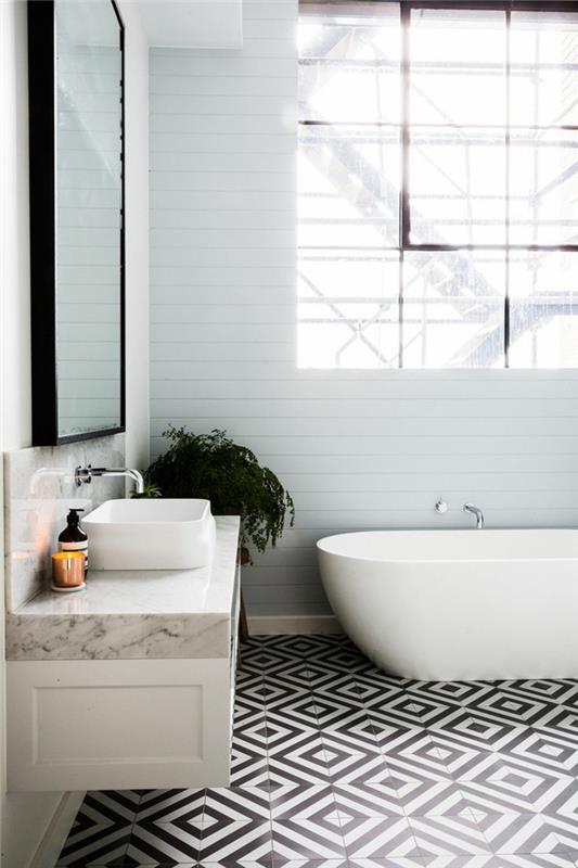 marmurinis vonios kambarys ir medinės grindys dangaus mėlynai baltoje vonioje