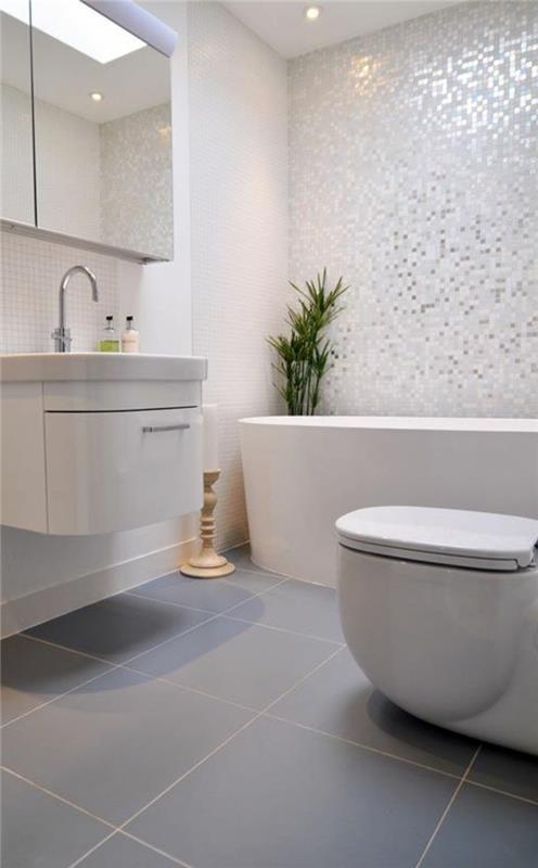 vonios kambarys mozaikos veidrodyje-ikea-pilka-plytelėmis-grindys-balta vonia