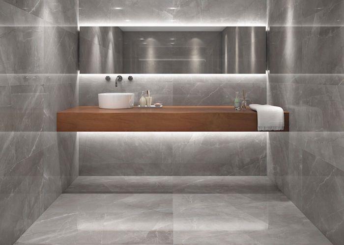 pilko marmuro akmuo vonios kambarys horizontalus veidrodis medžio masyvo spintelė švarus stilius