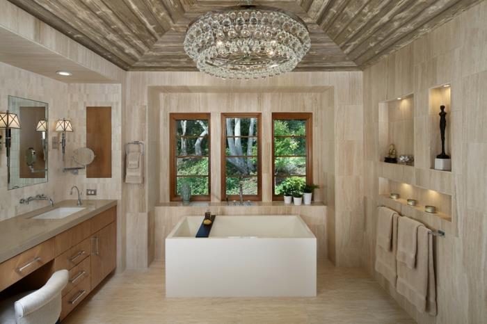didelė kvadratinė vonia, krištolinis lubų šviestuvas, originali sienų apdaila