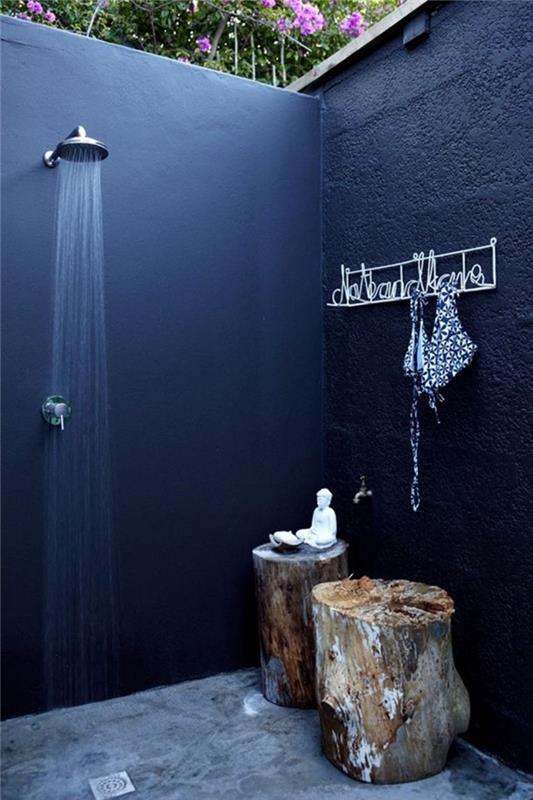 petrol mavisi boyalı duvarları olan küçük bir banyo örneği, bahçede paslanmaz çelik yağmur duşu modeli