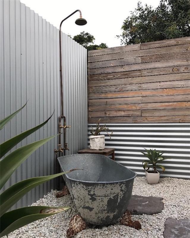 bağımsız küvet ve bahçe duşu ile bahçe dekor fikirleri, metal duş ve beton efektli küvet ile endüstriyel tasarım