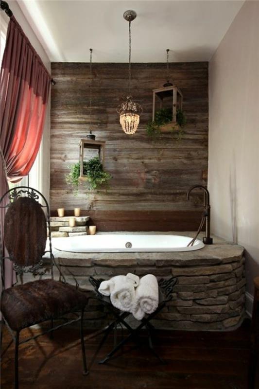 vonios kambarys-feng-shui-akmens-vonia-geležinė-liustra-smėlio spalvos siena