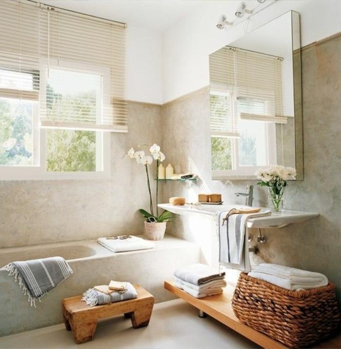 vonios kambarys-feng-shui-vonia-gėlės-vonioje-smėlio spalvos siena
