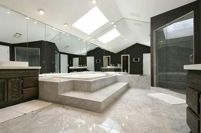 velika kopalnica-s poševnim stropom-v-beli-za-kopalnico-s poliranimi ploščicami