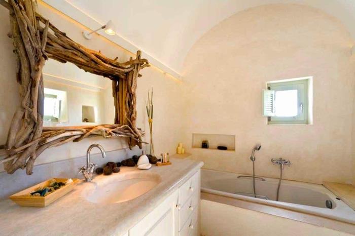Grška kopalnica, marmorna kopel, ogledalo z vejicami, marmorni umivalnik, zelena polkna