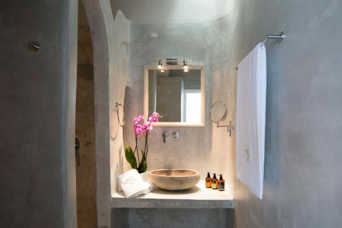 Grška kamnita omara, marmorni umivalnik, lok, roza orhideja, grška kopalnica