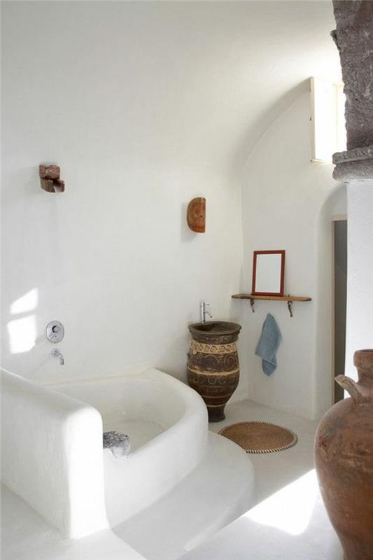 Grška kamnita omara, bele stene, starinska vaza, majhno ogledalo, okrogla preproga